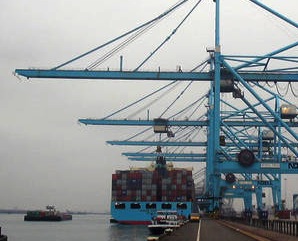 dockside ship to shore cranes